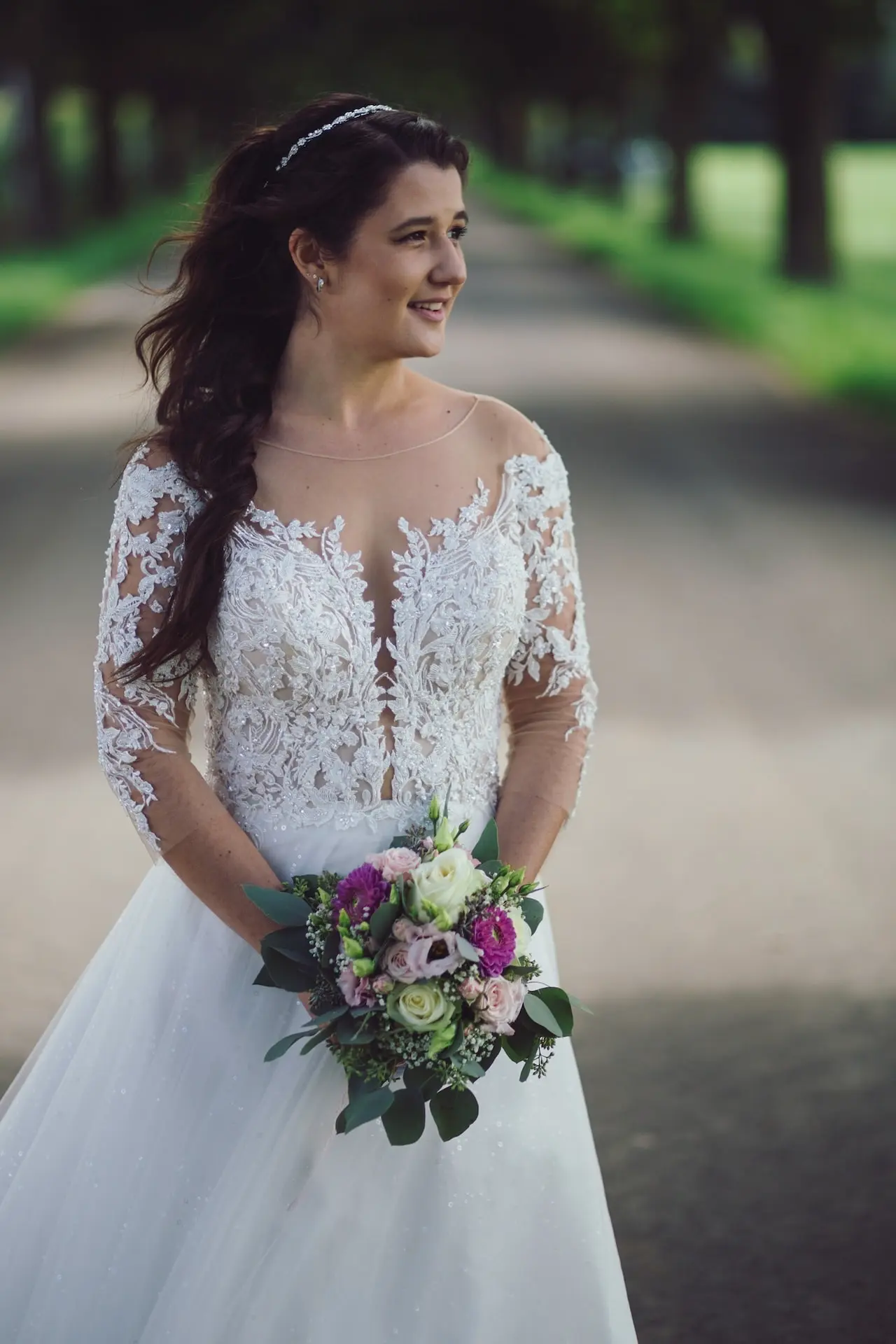 braut mit strauss in weissem kleid blick hochzeitsfotograf muenchen