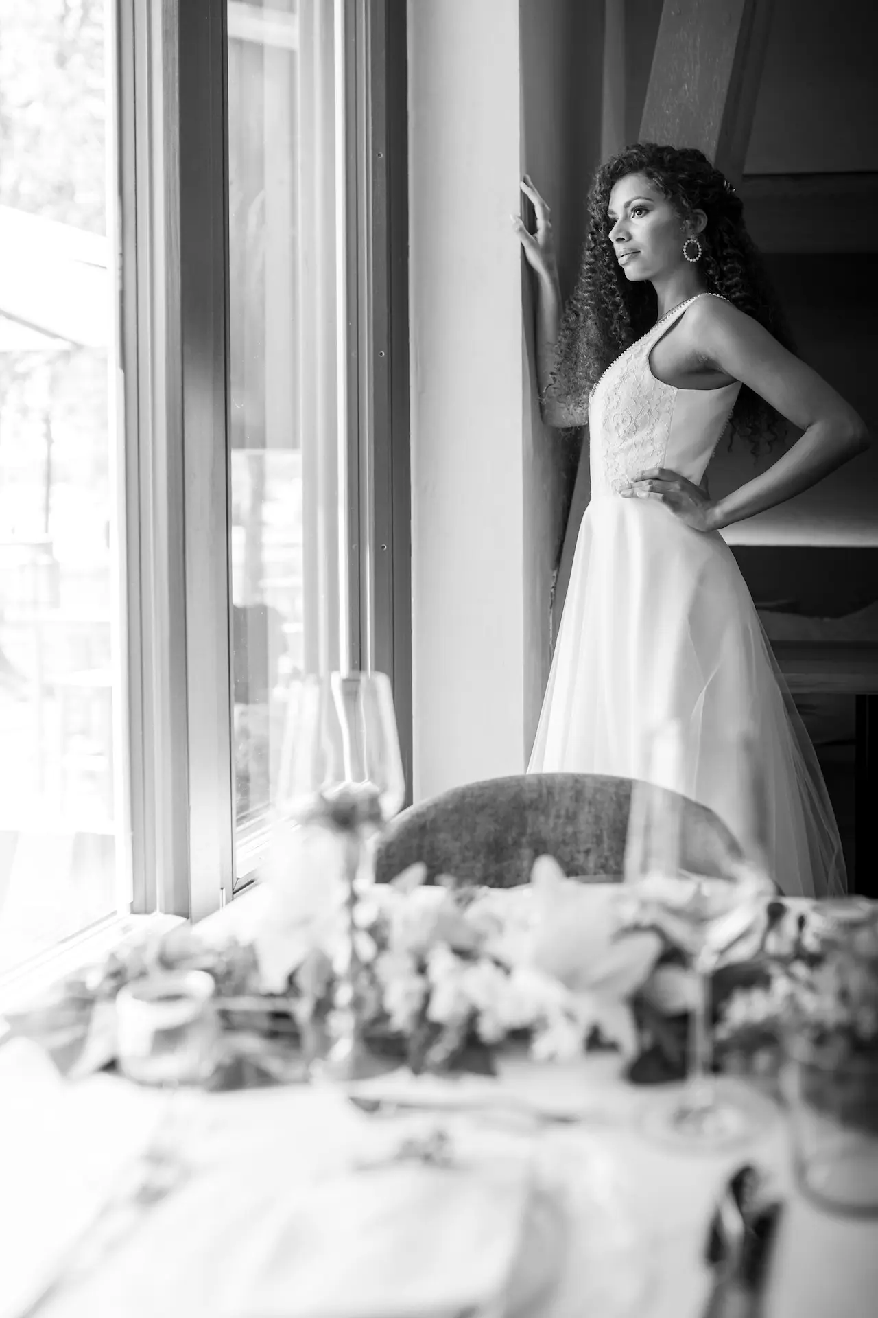 a bride in a white dress black and white hochzeitsfotografie